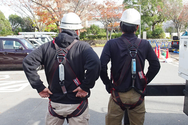 地面近くでの積込みや、乗り込みが可能です。